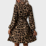 Vanja - Elegant Leopardmønstret Kjole med V-hals