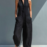 Claudia - Minimalistisk Ærmeløs Hørjumpsuit med Høj Krave og Knapper